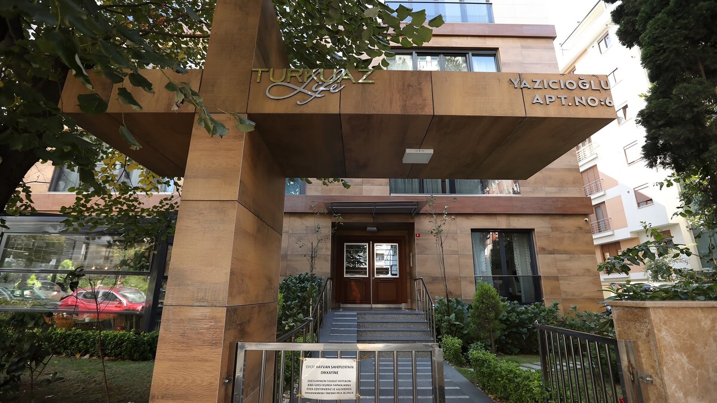 Yazıcıoğlu Apartmanı girişi, Erenköy